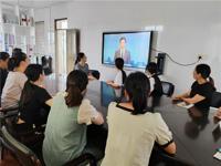 致敬劳模榜样 学习劳模精神